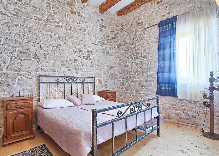 Aurelia Villa